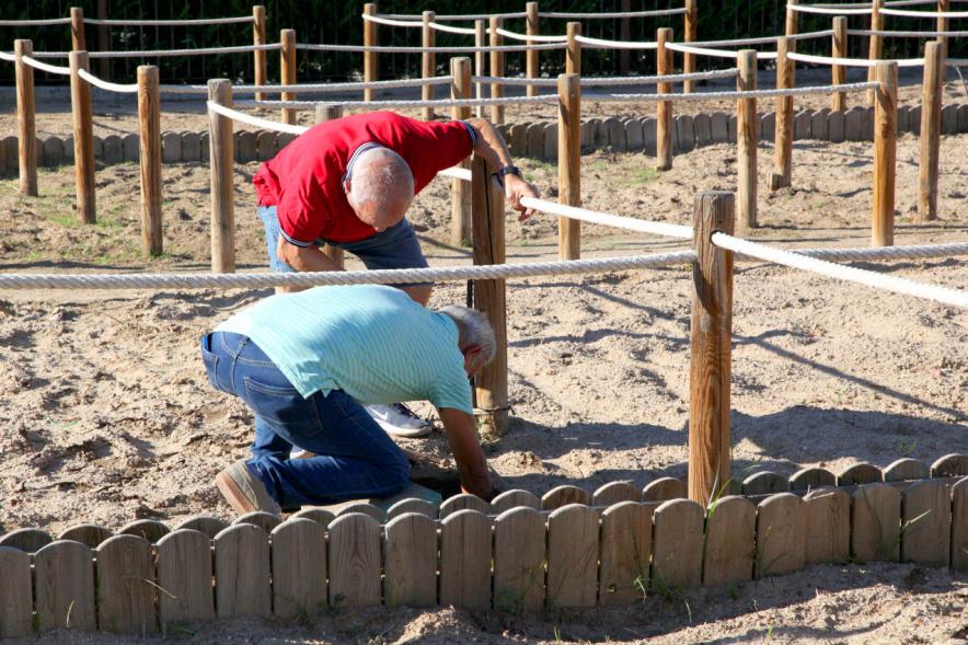 Entrega Llaves Huertos Urbanos Parque de Extremadura - Imagen de personas ya trabajando en el huerto que les ha correspondido.