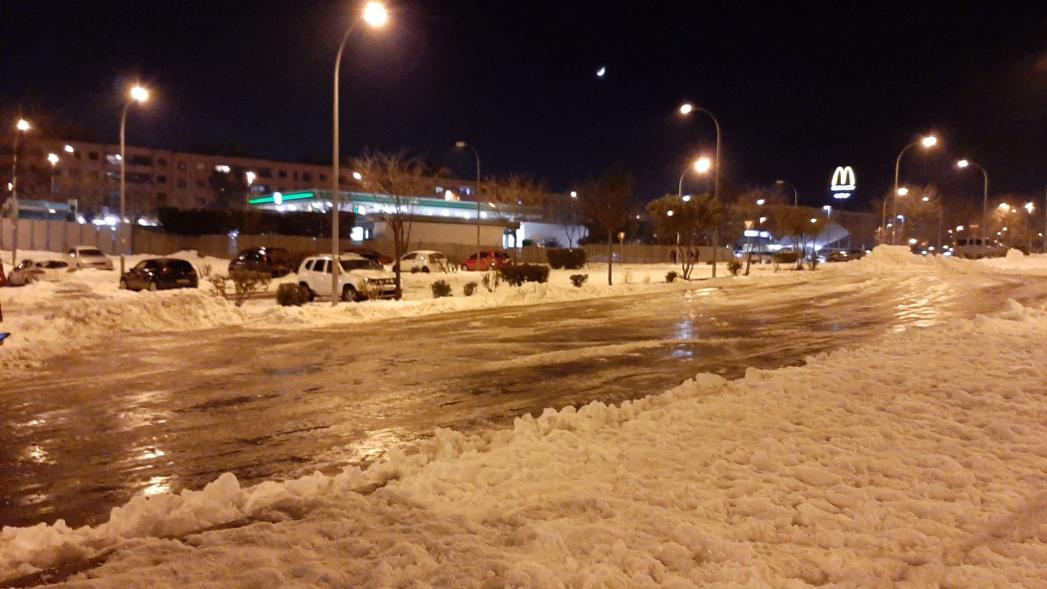 Paso entre la nieve con la calle helada
