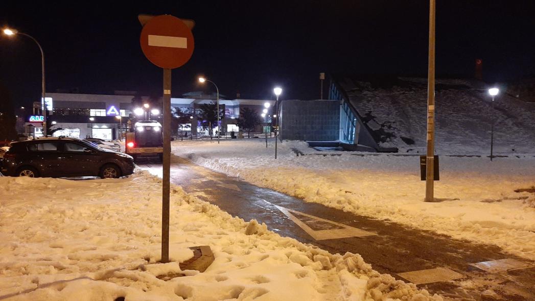 Paso abierto entre la nieve