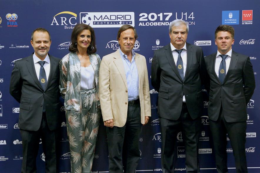 Alcalde posa con miembros de la organización