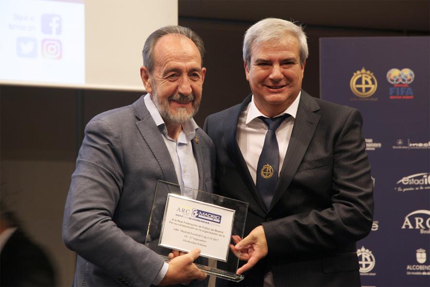 Entrega de placa conmemorativa