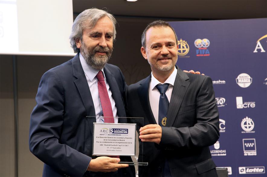 Entrega de placa conmemorativa