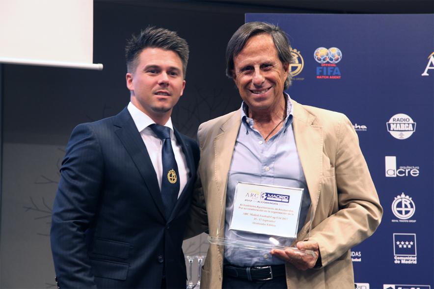 Alcalde recibiendo placa conmemorativa