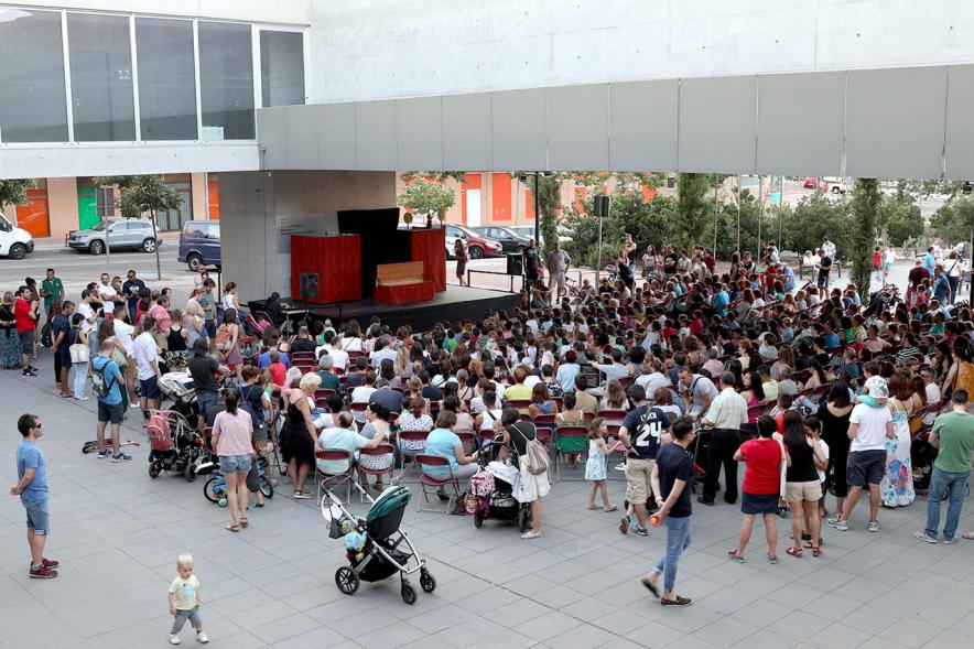 Vista general de los asistentes al evento. 