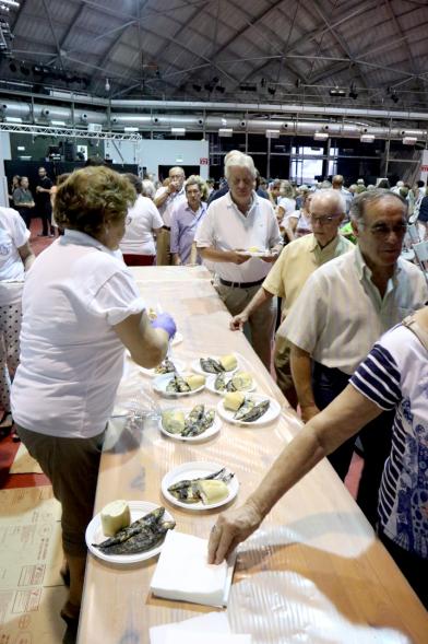 Día de Galicia 2018 - Imagen del reparto de los productos típicos asturianos al público.