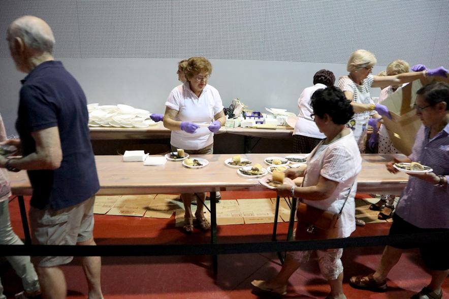Día de Galicia 2018 - Imagen del reparto de los productos típicos asturianos al público.