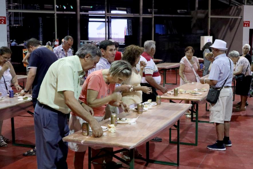 Día de Galicia 2018 - Imagen del público degustando los productos asturianos.