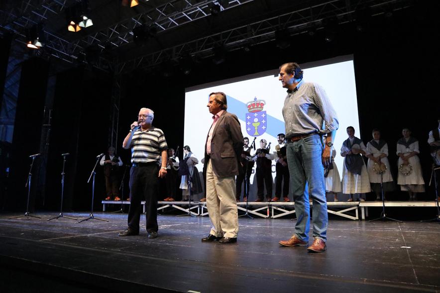 Día de Galicia 2018 - Imagen del presentador,  el alcalde García de Vinuesa y el concejal Fernando Martínez.
