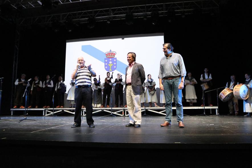 Día de Galicia 2018 -  Imagen del presentador,  el alcalde García de Vinuesa y el concejal Fernando Martínez.