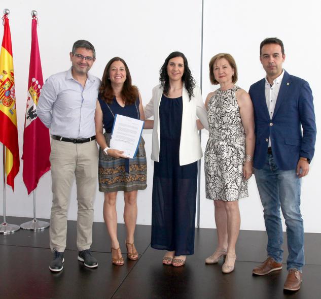 Entrega de reconocimientos VII edición Alcobendas Concilia y la VI Edición Alcobendas Empresas por la Igualdad - Posado del alcalde Sánchez Acera, con autoridades municipales, junto a unas  de las premiadas.