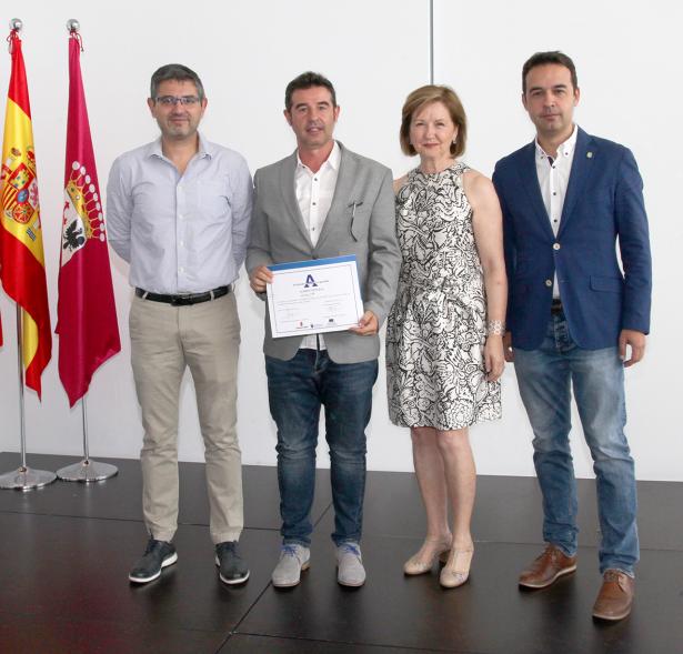 Entrega de reconocimientos VII edición Alcobendas Concilia y la VI edición Alcobendas Empresas por la Igualdad - Posado del alcalde Sánchez Acera, con autoridades municipales, junto a uno de los premiados.