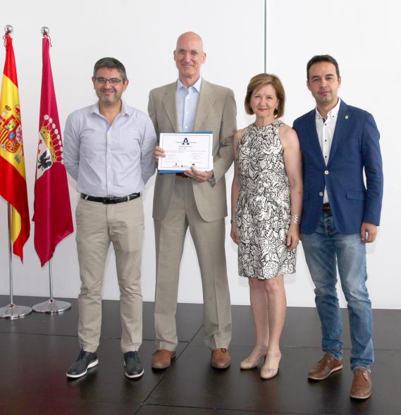 Entrega de reconocimientos VII edición Alcobendas Concilia y la VI edición Alcobendas Empresas por la Igualdad - Posado del alcalde Sánchez Acera, con autoridades municipales, junto a uno  de los premiados.