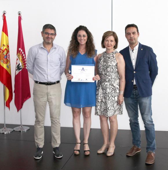 Entrega de reconocimientos VII edición Alcobendas Concilia y la VI edición Alcobendas Empresas por la Igualdad -  Posado del alcalde Sánchez Acera, con autoridades municipales, junto a una  de las premiadas.