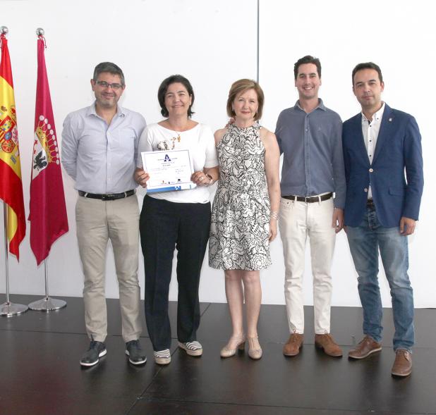 Entrega de reconocimientos VII edición Alcobendas Concilia y la VI edición Alcobendas Empresas por la Igualdad - Posado del alcalde Sánchez Acera, con autoridades municipales, junto  varios  premiados.       
