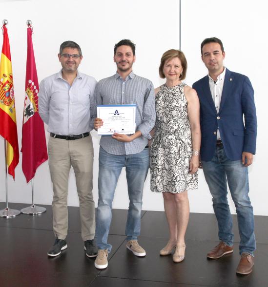 Entrega de reconocimientos VII edición Alcobendas Concilia y la VI edición Alcobendas Empresas por la Igualdad -  Posado del alcalde Sánchez Acera, con autoridades municipales, junto a uno de los premiados.