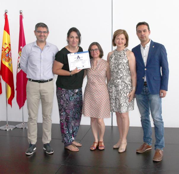 Entrega de reconocimientos VII edición Alcobendas Concilia y la VI edición Alcobendas Empresas por la Igualdad - Posado del alcalde Sánchez Acera, con  las autoridades municipales, junto a  varias premiadas.