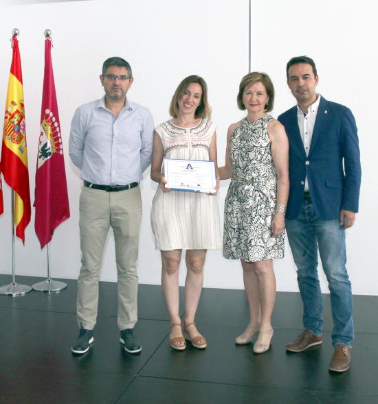 Entrega de reconocimientos VII edición Alcobendas Concilia y la VI edición Alcobendas Empresas por la Igualdad - Posado del alcalde Sánchez Acera, con autoridades municipales, junto a una  de las premiadas.