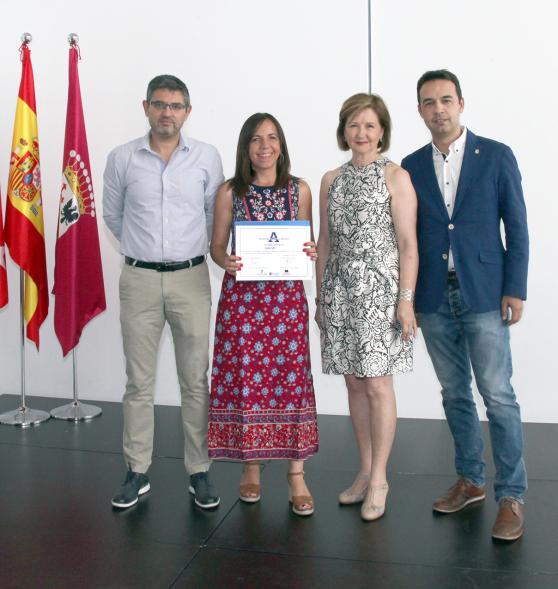 Entrega de reconocimientos VII edición Alcobendas Concilia y la VI edición Alcobendas Empresas por la Igualdad - Posado del alcalde Sánchez Acera, con autoridades municipales, junto a una  de las premiadas.