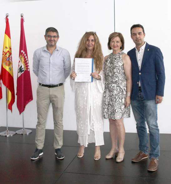 Entrega de reconocimientos VII edición Alcobendas Concilia y la VI edición Alcobendas Empresas por la Igualdad -  Posado del alcalde Sánchez Acera, con autoridades municipales, junto a una  de las premiadas.