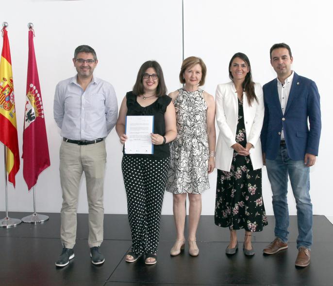 Entrega de reconocimientos VII edición Alcobendas Concilia y la VI edición Alcobendas Empresas por la Igualdad -Posado del alcalde Sánchez Acera, con autoridades municipales, junto a varias de las participantes premiadas.   