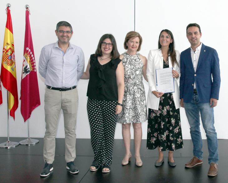 Entrega de reconocimientos VII edición Alcobendas Concilia y la VI edición Alcobendas Empresas por la Igualdad -  Posado del alcalde Sánchez Acera, con autoridades municipales, junto a varias participantes  premiadas.
