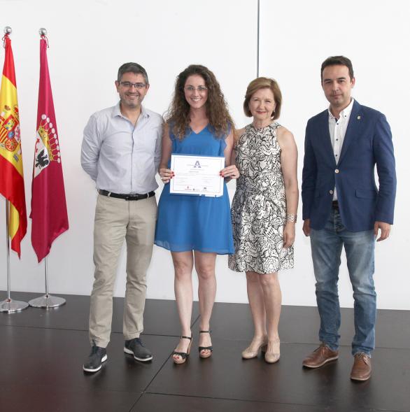 Entrega de reconocimientos VII edición Alcobendas Concilia y la VI edición Alcobendas Empresas por la Igualdad - Posado del alcalde Sánchez Acera, con autoridades municipales, junto a una  participante  premiada.