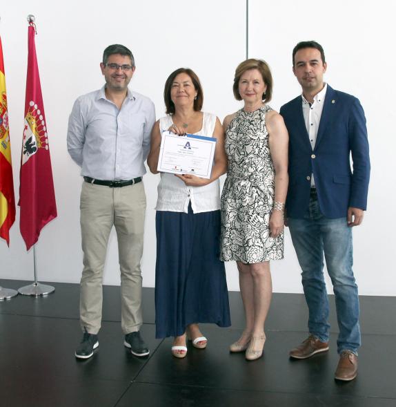 Entrega de reconocimientos VII edición Alcobendas Concilia y la VI edición Alcobendas Empresas por la Igualdad -Posado del alcalde Sánchez Acera, con autoridades municipales, junto a varias de las participantes premiadas.