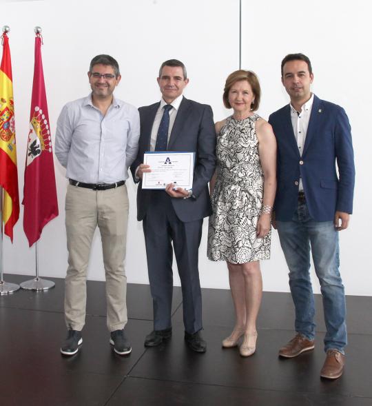 Entrega de reconocimientos VII edición Alcobendas Concilia y la VI edición Alcobendas Empresas por la Igualdad - Posado del alcalde Sánchez Acera, con autoridades municipales, junto a uno de los participantes premiados.
