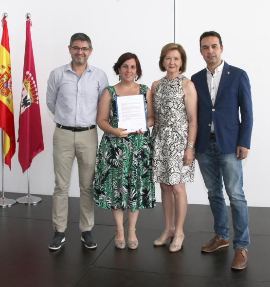 Entrega de reconocimientos VII edición Alcobendas Concilia y la VI edición Alcobendas Empresas por la Igualdad - Posado del alcalde Sánchez Acera, con  las autoridades municipales, junto a una  de las premiadas.
