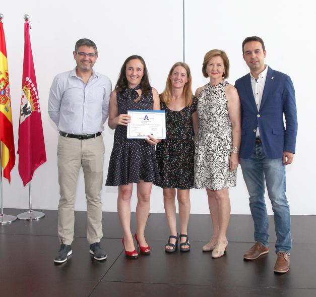 Entrega de reconocimientos VII edición Alcobendas Concilia y la VI edición Alcobendas Empresas por la Igualdad -  Posado del alcalde Sánchez Acera, con autoridades municipales, junto a una  de las premiadas.