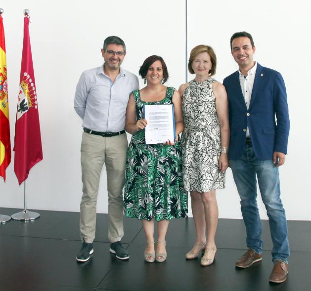 Entrega de reconocimientos VII edición Alcobendas Concilia y la VI edición Alcobendas Empresas por la Igualdad -  Posado del alcalde Sánchez Acera, con autoridades municipales, junto a una  de las premiadas.