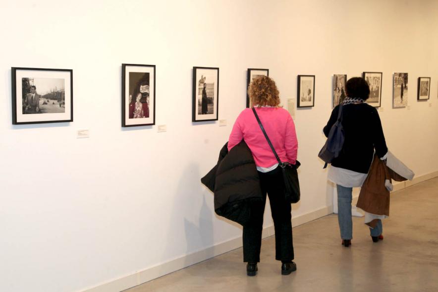 Asistentes al evento mirando fotografías de la colección – 2020