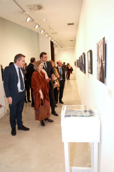Asistentes al evento mirando fotografías de la colección – 2020