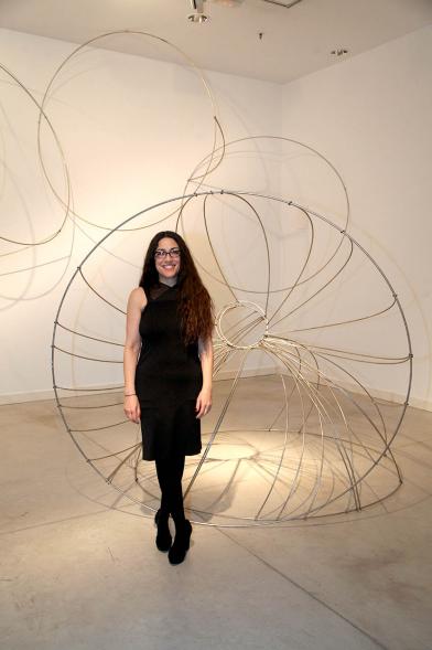 Mar Solís posando con una de sus obras - 2020