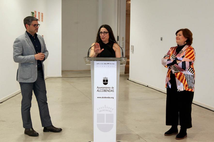 Mar Solís ( artista ) y autoridades en la Inauguración – 2020