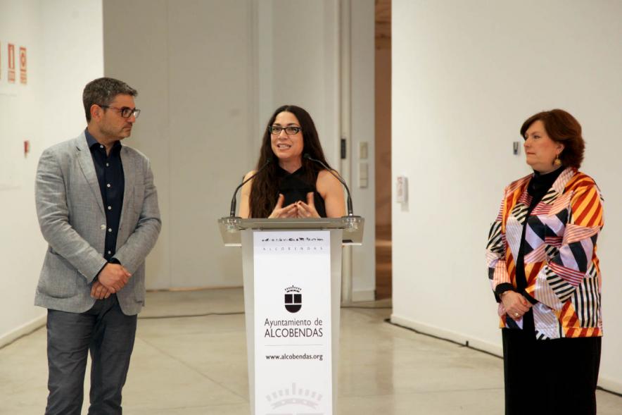 Mar Solís ( artista ) y autoridades en la Inauguración - 2020