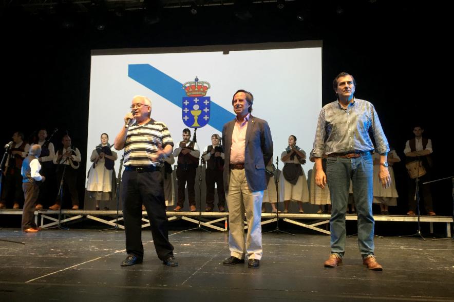 Día de Galicia 2018 - Imagen central dle presentador,  el alcalde García de Vinuesa y el concejal Fernando Martínez.