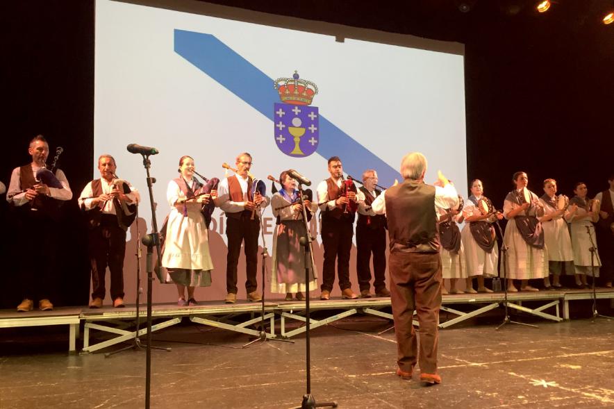 Día de Galicia 2018 -  Imagen del escenario con el grupo de gaitas y las  panderetas.
