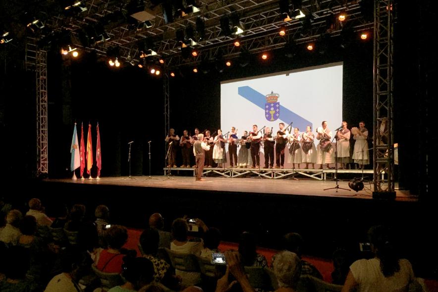 Día de Galicia 2018 - Panorámica  del público y el escenario con el grupo musical, el director.