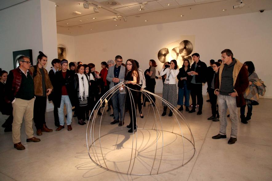 Mar Solís ( artista ) explicando una de sus obras – 2020