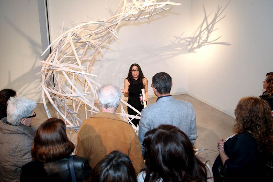 Mar Solís ( artista ) explicando una de sus obras - 2020