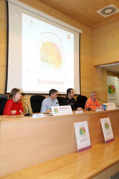 Alcalde Rafael Sánchez, concejales y participantes en la Presentación Campeonato de España de Duatlón - 2020