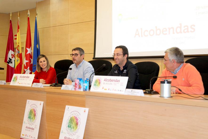 Alcalde Rafael Sánchez, concejales, autoridades y participantes en la Presentación Campeonato de España de Duatlón - 2020