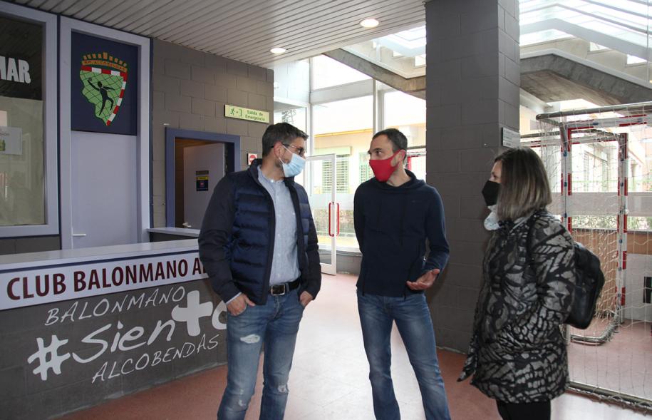 Visita a la realización de obras de ampliación y acondicionamiento en el Pabellón de los Sueños - Imagen del alcalde Rafael Sánchez Acera, la concejal de Deportes María Espín recorriendo las instalaciones reformadas acompañados por el presidente del club Balonmano Alcobendas Ángel Castaño.  