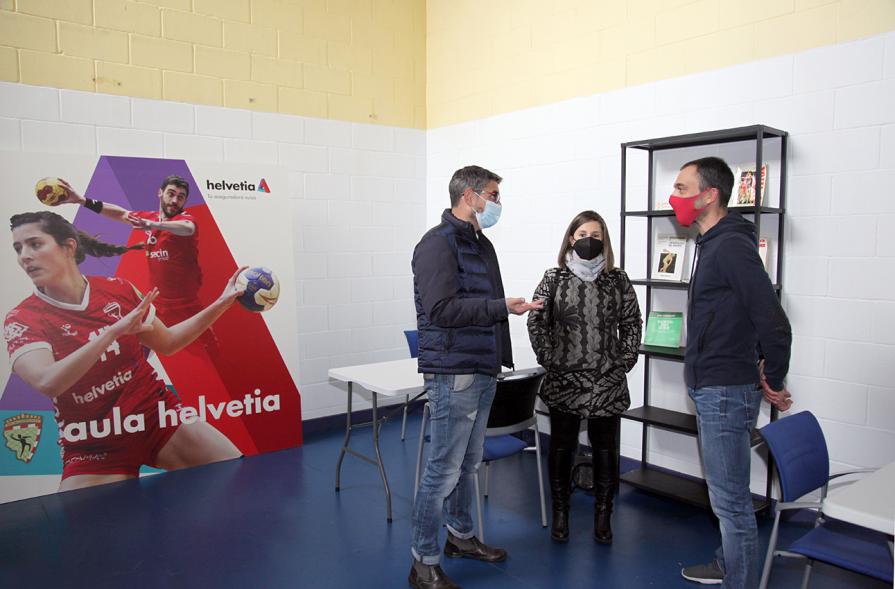 Visita a la realización de obras de ampliación y acondicionamiento en el Pabellón de los Sueños - Imagen del alcalde Rafael Sánchez Acera, la concejal de Deportes María Espín recorriendo las instalaciones reformadas acompañados por el presidente del club Balonmano Alcobendas Ángel Castaño.  