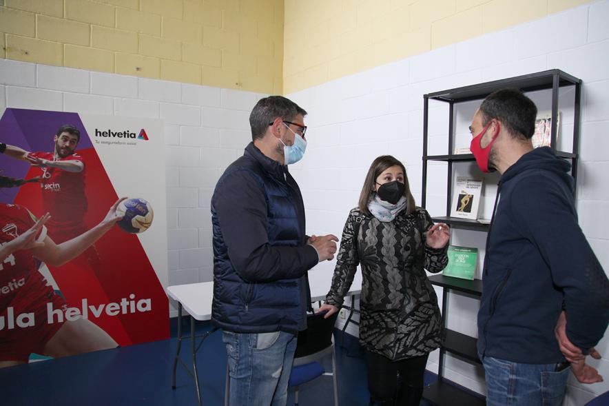 Visita a la realización de obras de ampliación y acondicionamiento en el Pabellón de los Sueños - Imagen del alcalde Rafael Sánchez Acera, la concejal de Deportes María Espín recorriendo las instalaciones reformadas acompañados por el presidente del club Balonmano Alcobendas Ángel Castaño.  