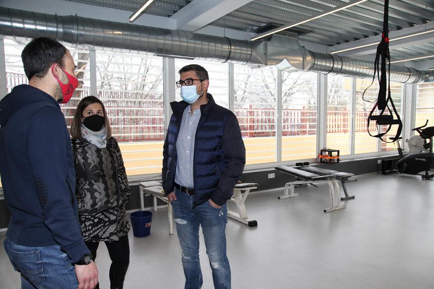 Visita a la realización de obras de ampliación y acondicionamiento en el Pabellón de los Sueños - Imagen del alcalde Rafael Sánchez Acera y la concejal de Deportes María Espín charlando con el presidente del club Balonmano Alcobendas Ángel Castaño.  