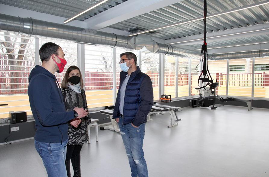 Visita a la realización de obras de ampliación y acondicionamiento en el Pabellón de los Sueños - Imagen del alcalde Rafael Sánchez Acera, la concejal de Deportes María Espín recorriendo las instalaciones reformadas acompañados por el presidente del club Balonmano Alcobendas Ángel Castaño.  