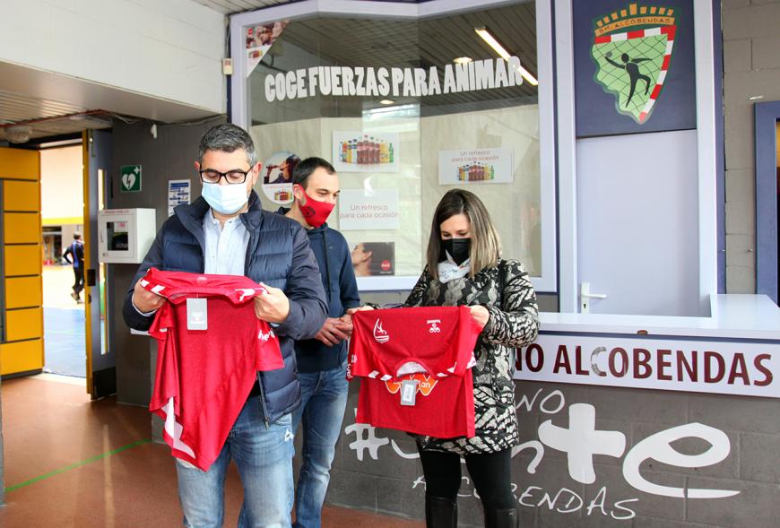 Visita a la realización de obras de ampliación y acondicionamiento en el Pabellón de los Sueños - Imagen del alcalde Rafael Sánchez Acera y la concejal de Deportes María Espín con la camiseta club Balonmano Alcobendas que el presidente Ángel Castaño les acaba de entregar.