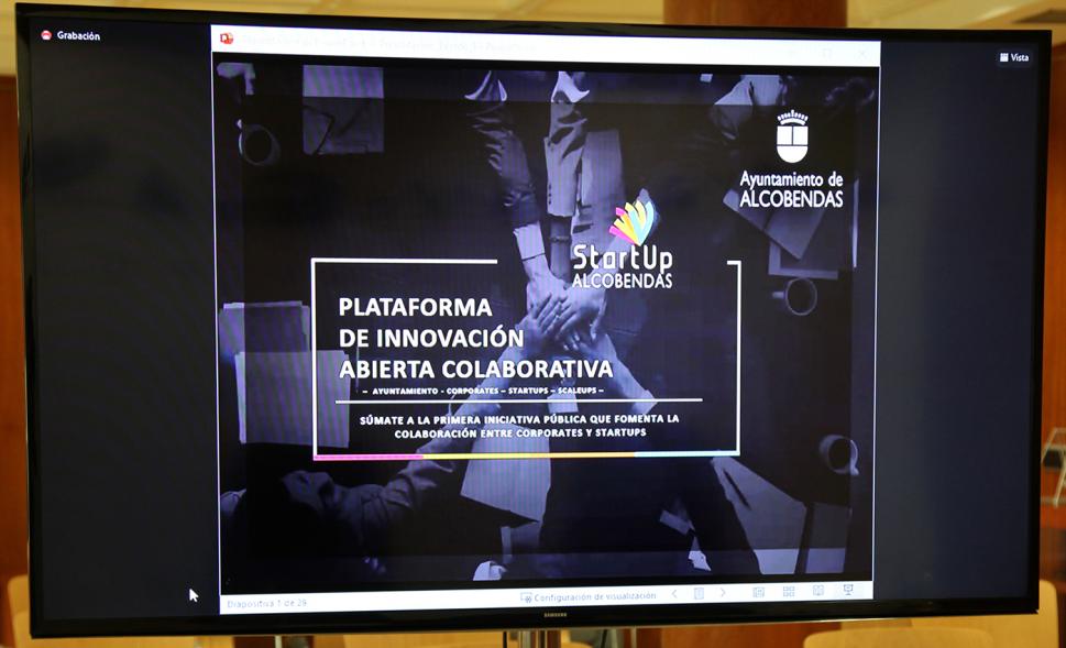 Presentación 2ª Convocatoria de la Plataforma de Innovación abierta colaborativa StartUp Alcobendas - Imagen donde vemos la pantalla mientras vemos una presentación.